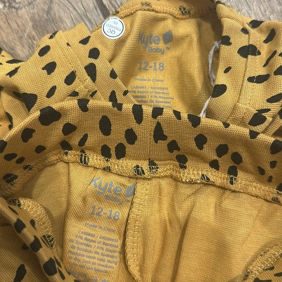 Kyte Baby Long Sleeve Pajamas - Marigold Cheetah NWT 12-18 months - Picture 3 of 3